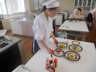 家庭科技術検定食物1級実施 7月31日 土 に 第31回 食物1級検定 を実施しました 今回のテーマは 65歳祖父の誕生祝い で指定調理の 黄身酢を使った調理と二色ゼリー を含む5品を90分で調理しなければなりませんでした とても