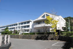 駐車場から見た校舎とふるさと交流館