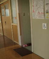 写真 トイレの入り口にマットが敷いてある。