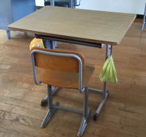 写真　教室に設置された大きめの机。