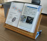 写真 卓上の書見台を使用している様子。